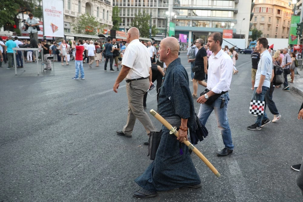 Απίστευτο! Απομάκρυναν σαμουράι από την συγκέντρωση του ΣΥΡΙΖΑ στο Σύνταγμα!-Εικόνες